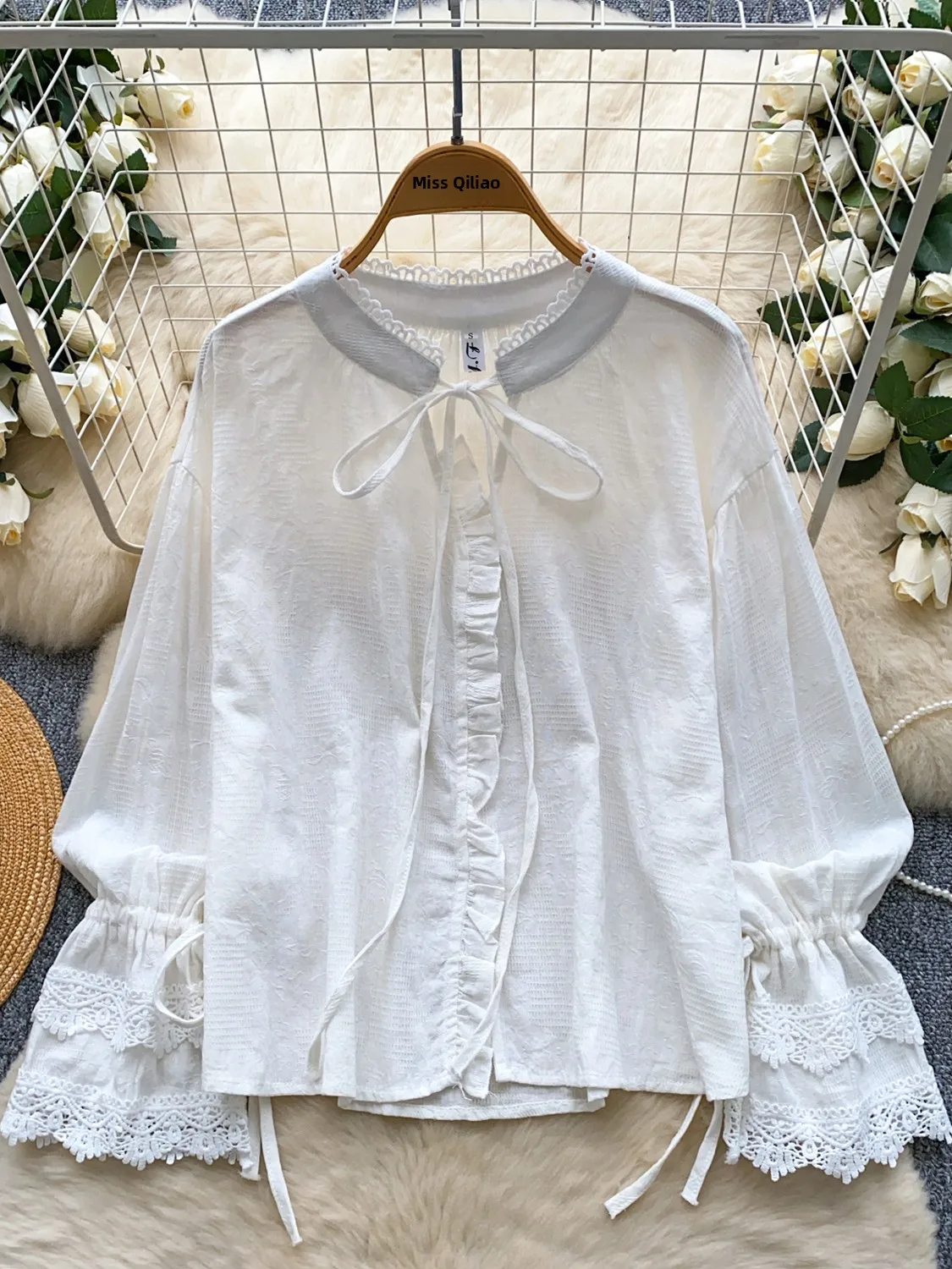 

Женская белая блузка с кружевными вставками и рукавами-колокол, на одной пуговице, в корейском стиле, свободного кроя, с длинными рукавами, дышащая