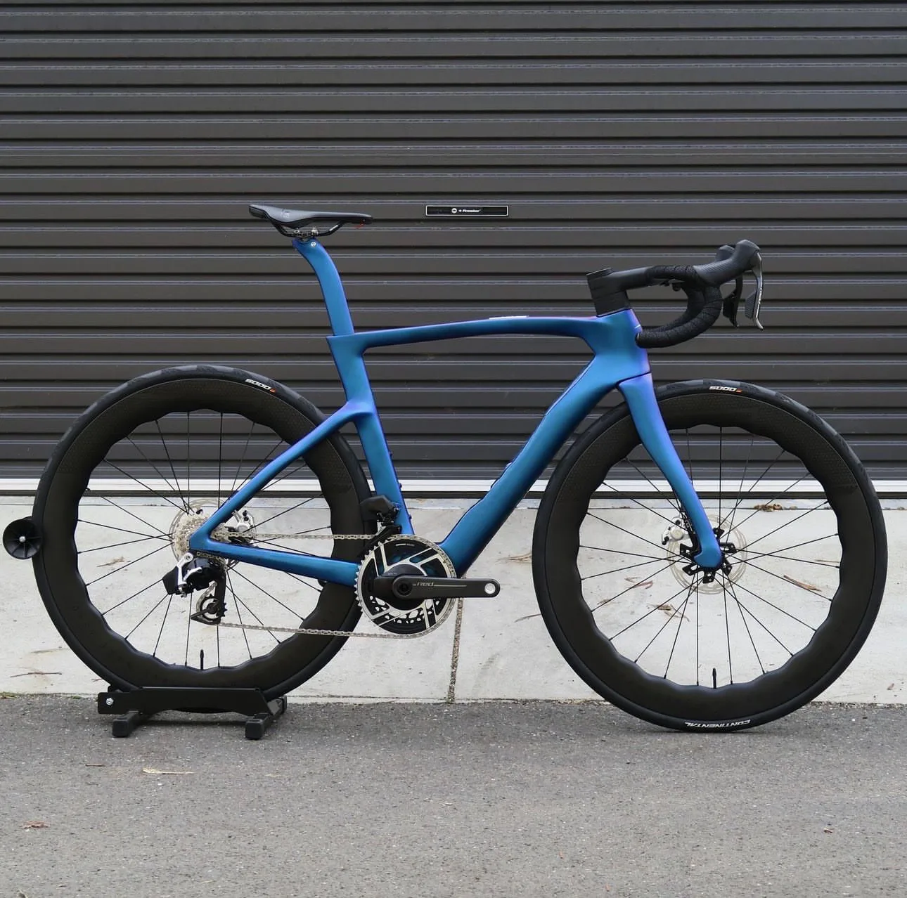 1:1 Design 2025 F Carbon Road Frame Disc Brake Full Internal Routing 68mm Di2 Ready Pictures