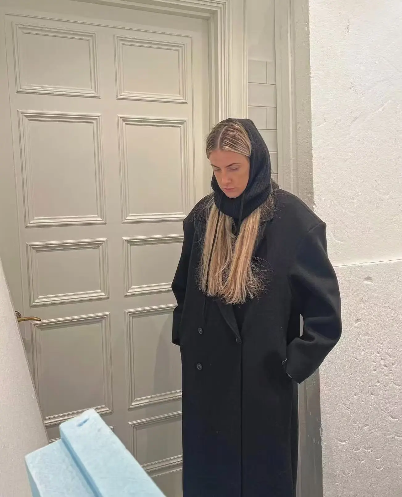 Damski płaszcz wełniany, luźny, dwurzędowy, z długim rękawem, kołnierzem marynarki, w jednolitym kolorze, casualowy, długi, na jesień i zimę.