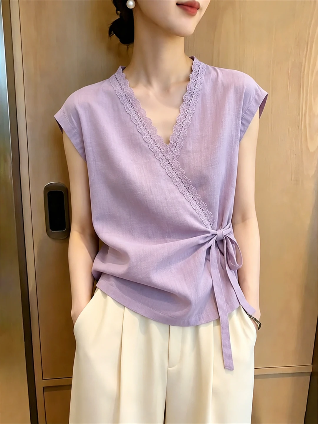 

Fashionable Lace Splice V-Neck Top Elegant Versatile Summer 2026 Silk Blend Korean Style Straight Cut Sleeveless Women's Shirt