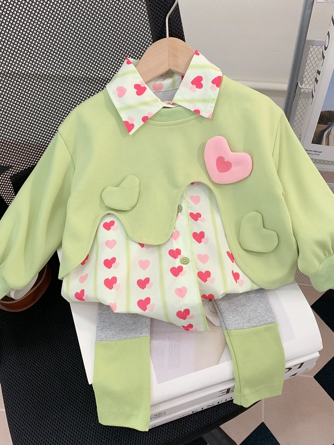 

Детский повседневный комплект из двух предметов: свитшот и брюки с принтом «Сердечки», осень 2025, новинка, модный наряд для девочек на весну-осень