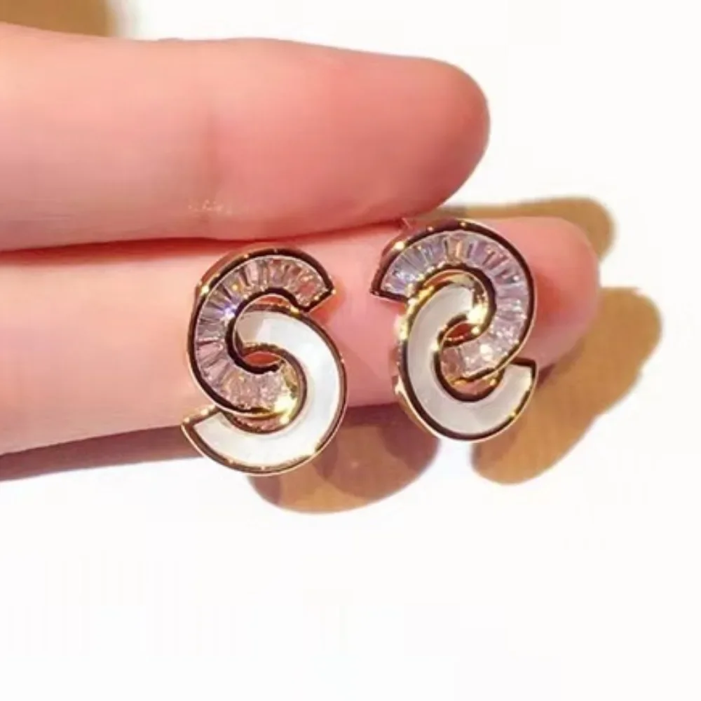 

2025 New Women's Earrings, C letter Golden Earrings, European and American Fashion Trend Jewelry. Ladies' Valentine's Day gift.