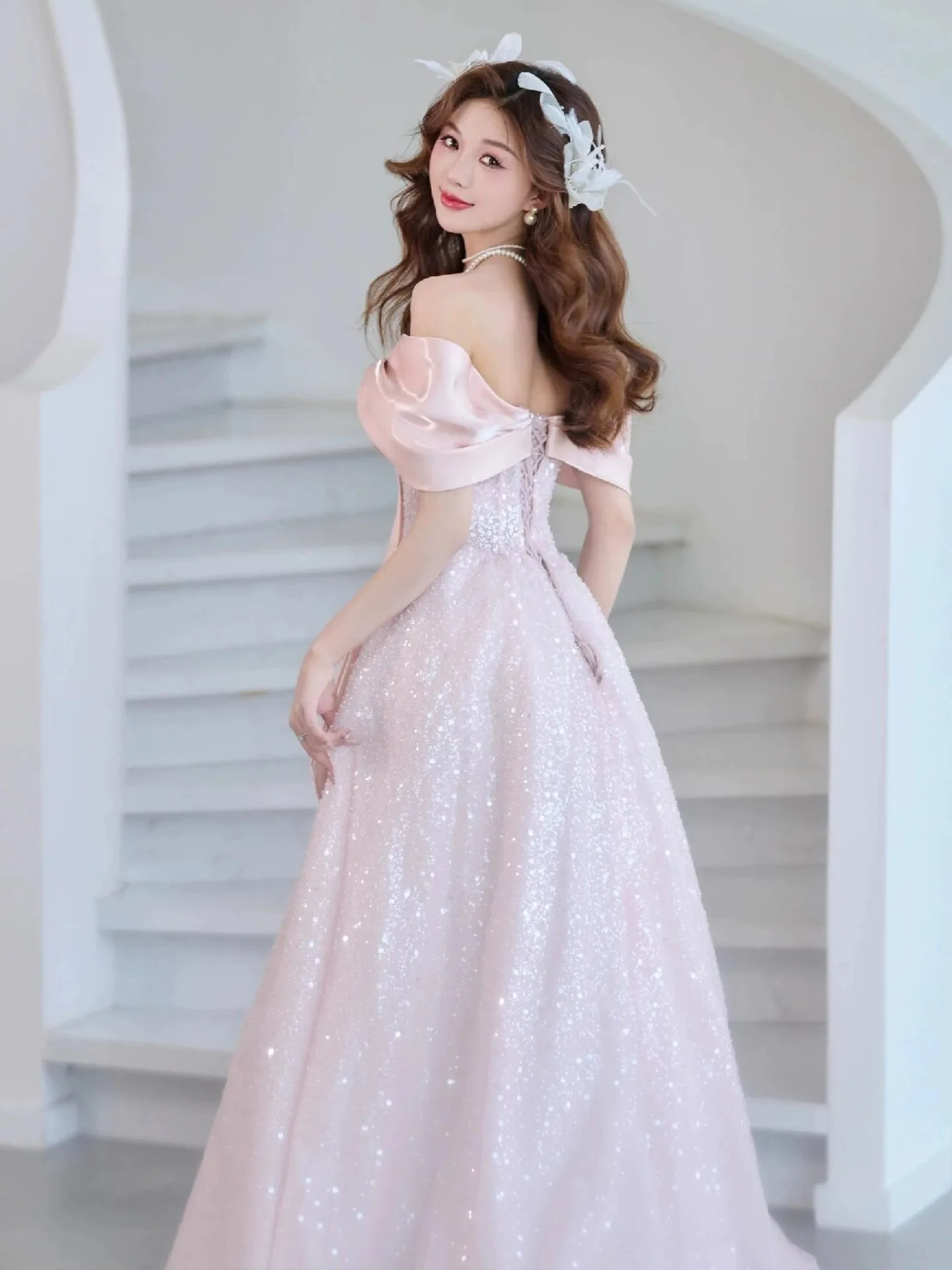 فستان سهرة أحمر الخدود قبالة الكتف فساتين حفلات الساتان مع تول برباط من الخلف فساتين الحفلات خريف 2025