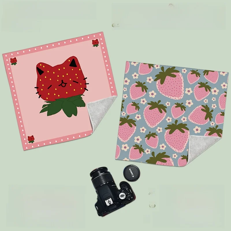 bolsa-de-maquiagem-de-tecido-domestica-com-estampa-artistica-de-gato-morango-camera-magica-e-design-fofo-e-colorido-organiz