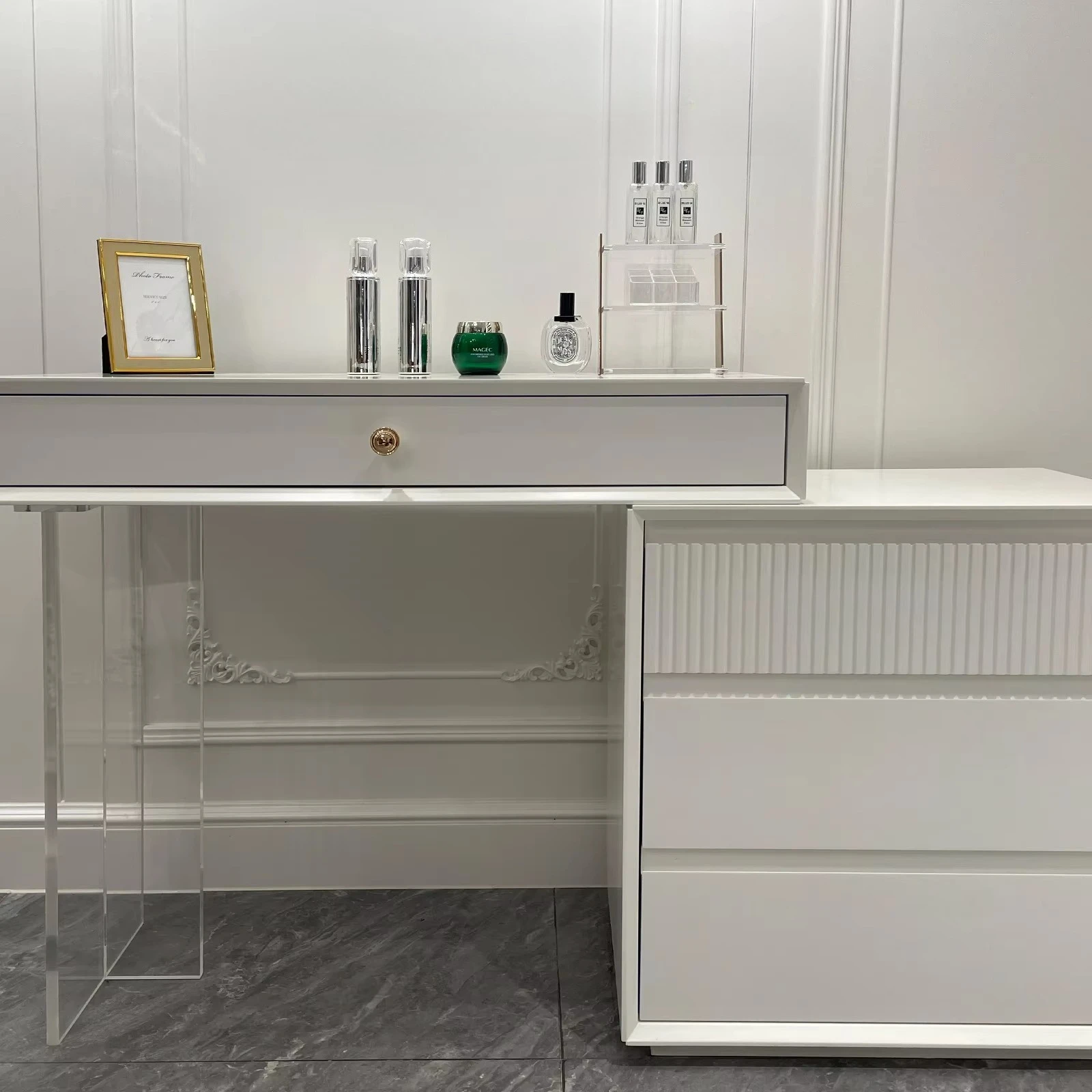 

Современный элегантный туалетный столик. Простой дизайн деревянной панели с регулируемой функцией для использования в квартире.