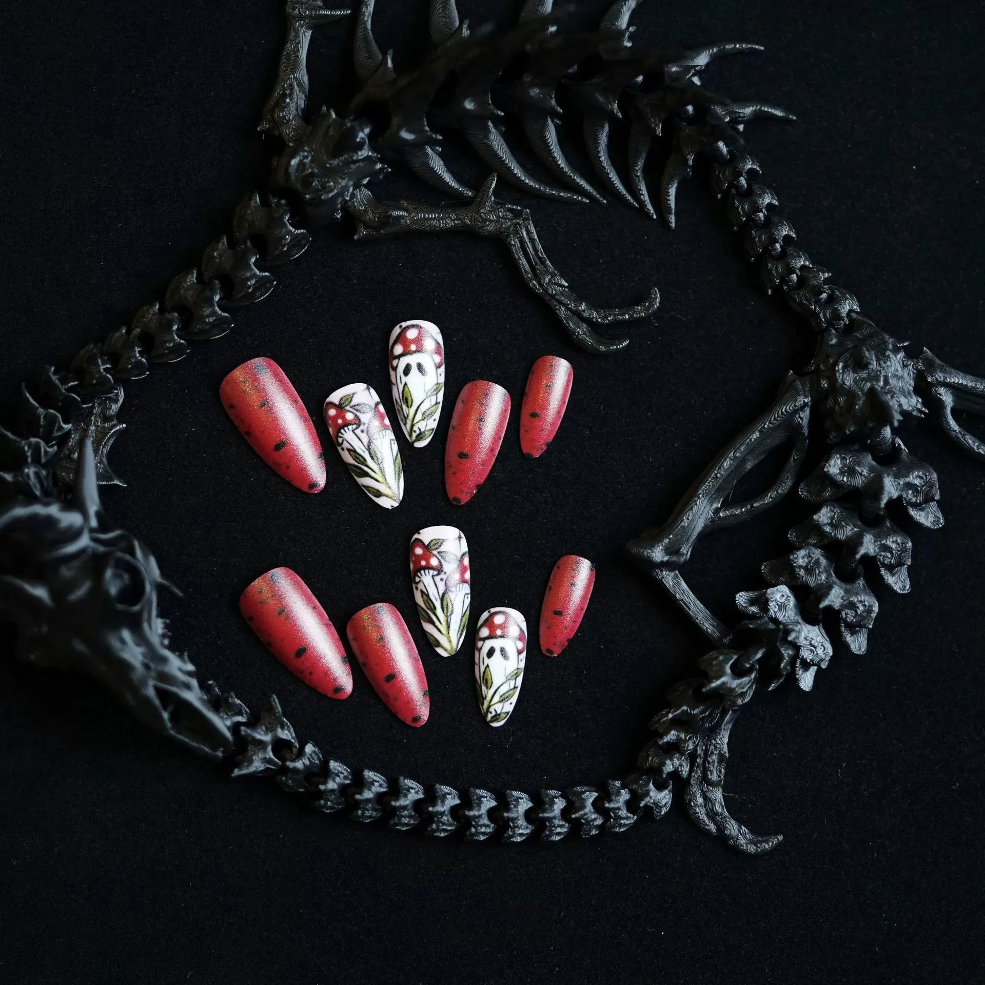 24 pièces Halloween champignon fantôme amande faux ongles longue pression sur les ongles mode dessin animé rouge rond faux ongles avec Design amovible