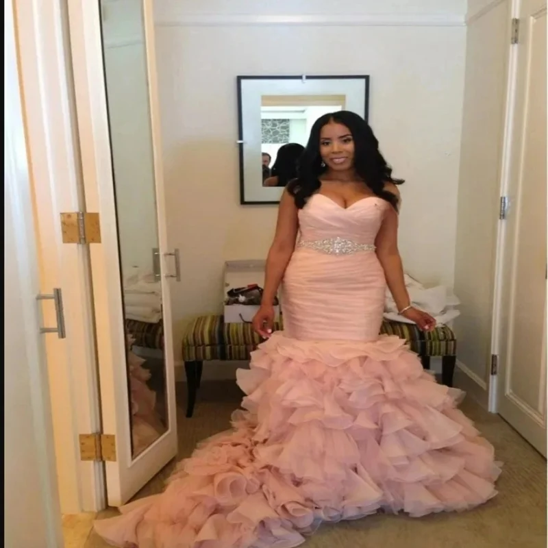 Aangepaste lieverd kralen riem zeemeermin trouwjurk Robe De Mariée luxe Afrika trapsgewijze ruches roze bruidsjurk