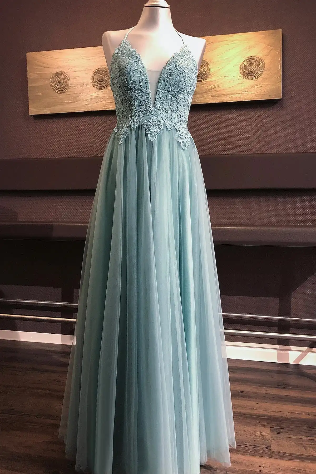 Elegant Long Prom Dresses Lace Applique V Neckline Green Spaghetti Strap Tulle Sleeveless Formal Party Evening Gowns