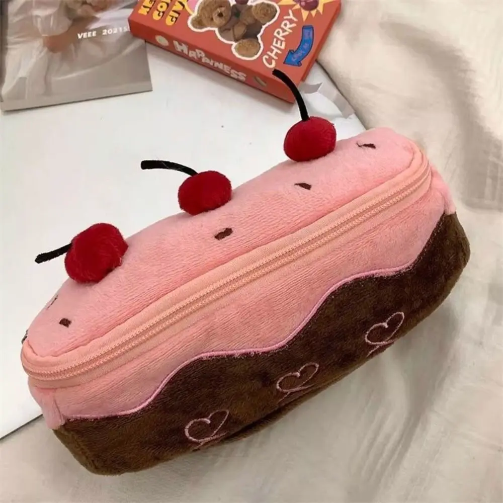 Borsa per penne in peluche di cartone animato Torta di ciliegio Borsa per cancelleria di grande capacità Organizzatore di cancelleria portatile multifunzione Studenti