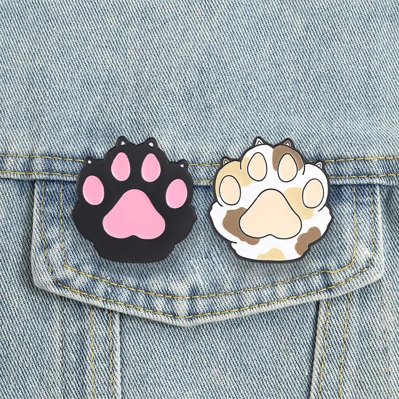 Niedliche Katzenpfoten-Emaille-Anstecknadeln, Calico-Broschen mit schwarzem Kätzchen, Kawaii-Haustier-Reversabzeichen, lustiger Tierschmuck, Geschenk für Freunde