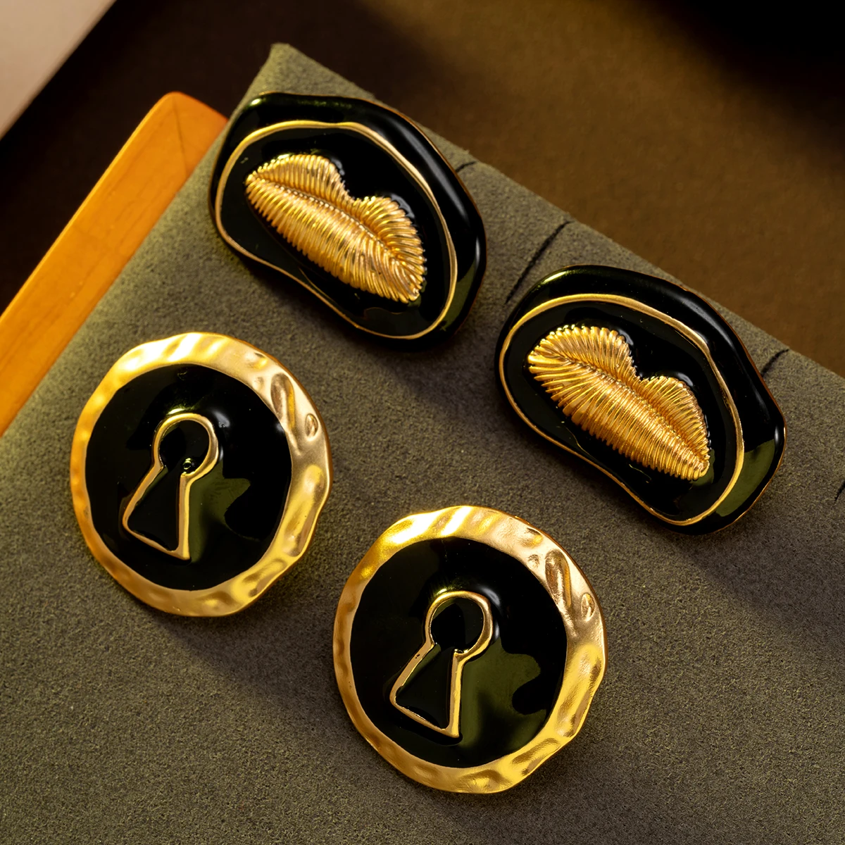 1 par de brincos de nicho vintage preto e dourado com design exagerado e buraco de fechadura, adequados para mulheres usar diariamente ou em festas como presente