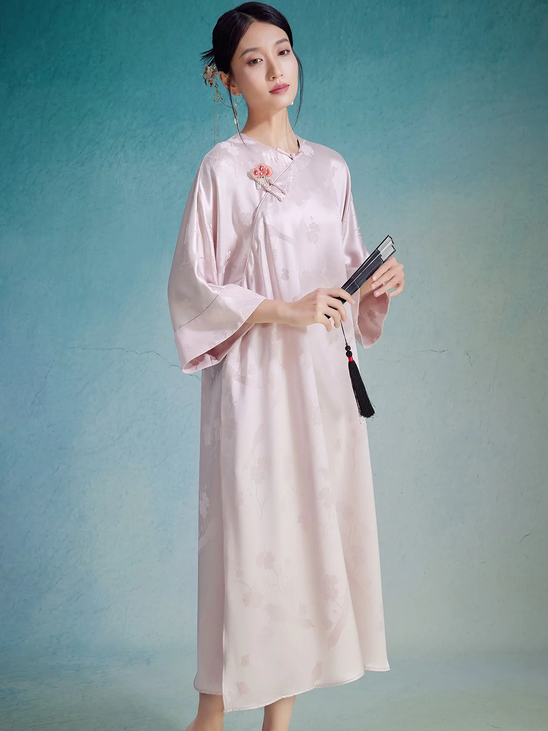 

Женское модное платье в стиле ретро из ацетатного сатина с вышивкой, длинным разрезом, глубоким вырезом и рукавом 3/4