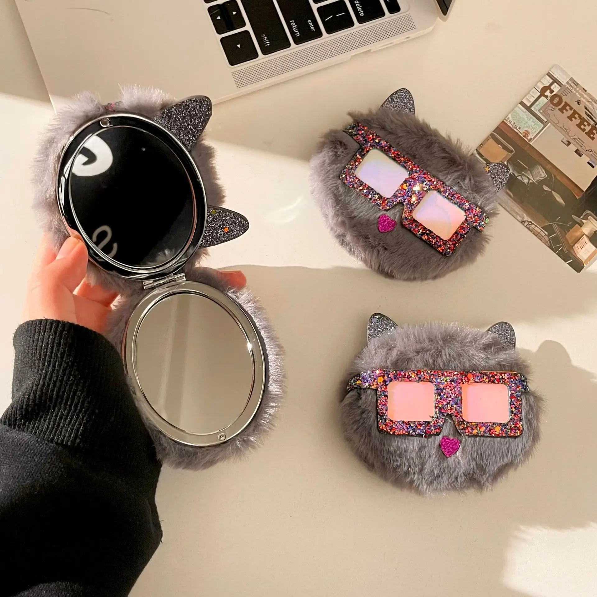 Schminkspiegel mit Vergrößerung, Cartoon-Katze, doppelseitig, faltbar, Fell, kompakter Taschenspiegel, tragbar, für Reisen, niedlicher Mini-Spiegel