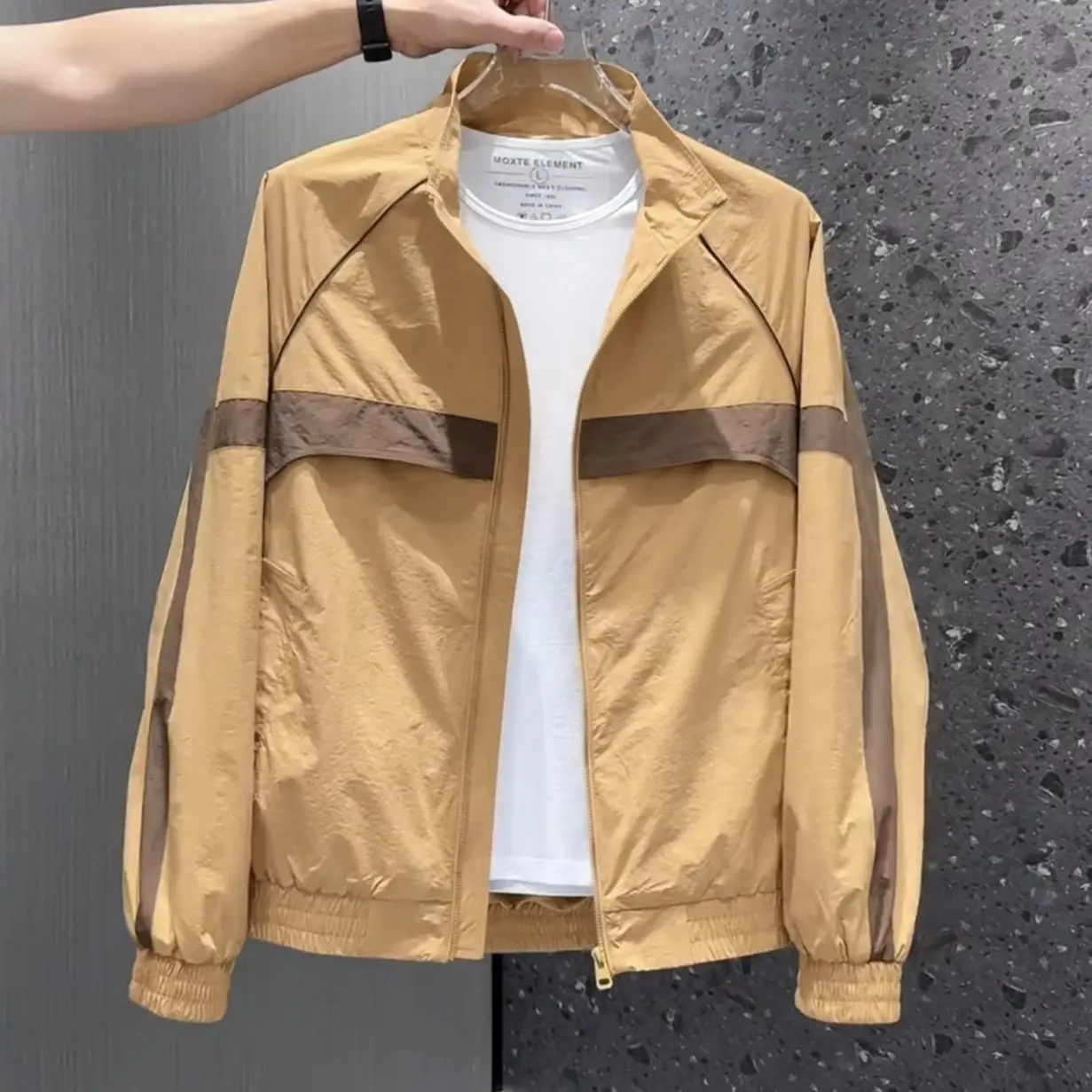 

Лето 2025 г., мужская модная свободная посадка с защитой от солнца, повседневная универсальная тонкая верхняя одежда, молодежный размер подставки