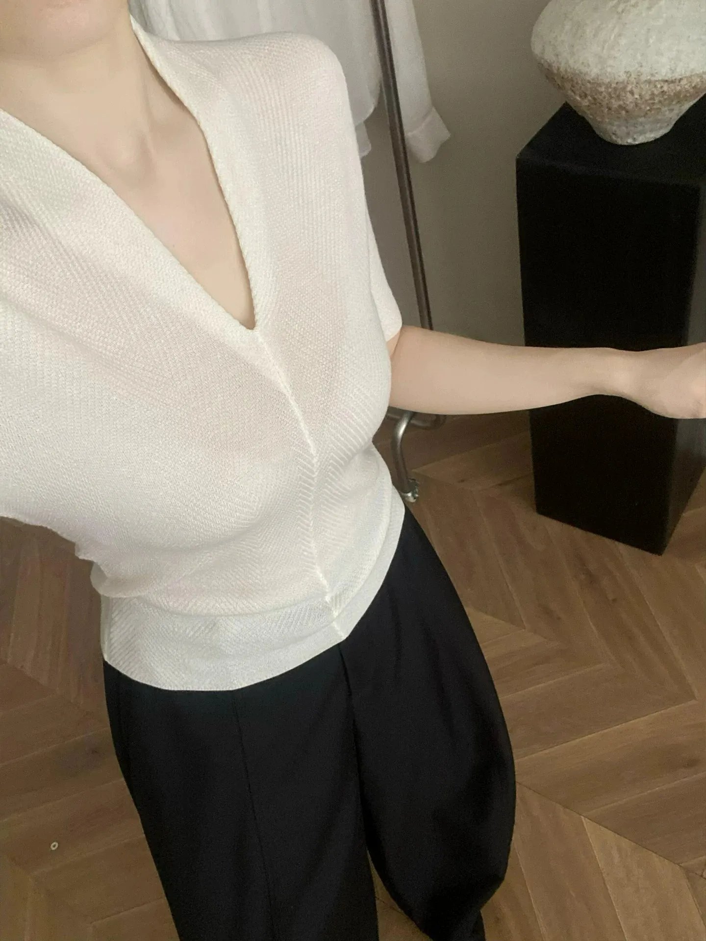 Camiseta Mujer Cuello V Seda Helada Ajustada - usage example