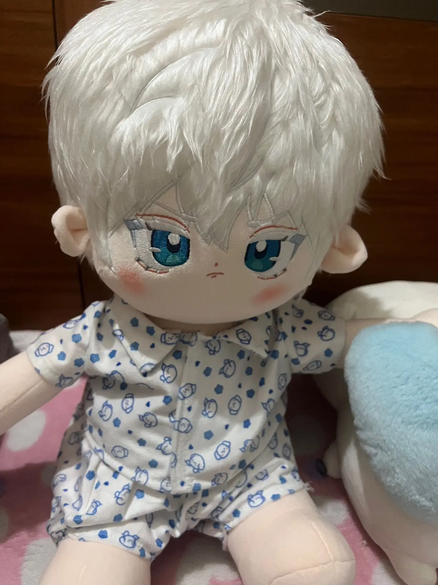 ตุ๊กตาผ้าฝ้ายขนาด 40 ซม. ท่าทางนั่ง ต้นฉบับและเป็นทางการจากอนิเมะเรื่อง จูจุตสึ ไคเซ็น และโกโจ ซาโตรุ  สนุกกับตุ๊กตาโดจินจากอนิเมะ