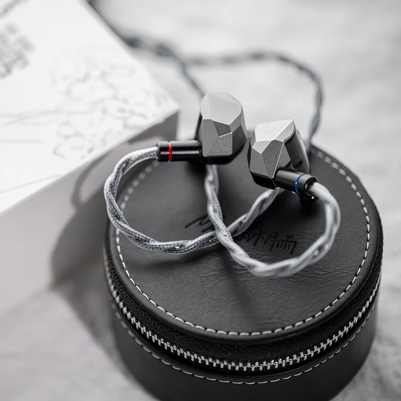 

MOONDROP Harmon In-Ear Monitors Coaxial Four-Cavity Earphone 3 Dynamic Drivers 4.4mm/3.5mm Plug Audio Enthusiasts