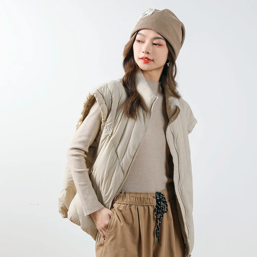 سترة مقصوصة على الطراز الكوري. مصنوعة من بطة بيضاء بنسبة 90% للدفء خفيفة الوزن وصورة ظلية حديثة ومرحلة.