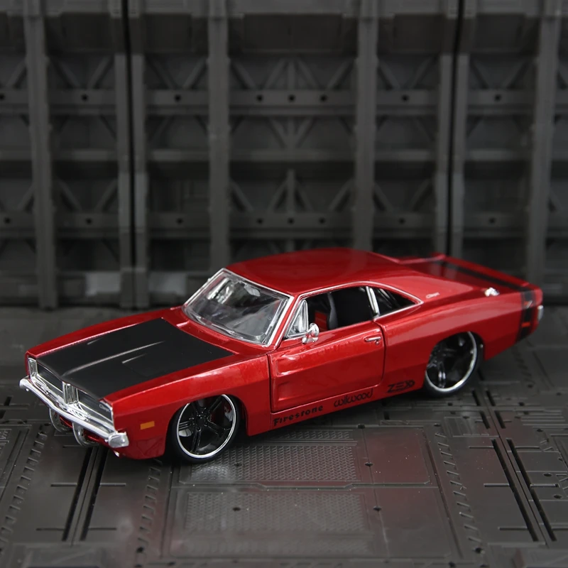 

Maisto 1:25 Simulated Dodge Charger R/T alloy car model ornament, doors and engine hood, trunk can be opened