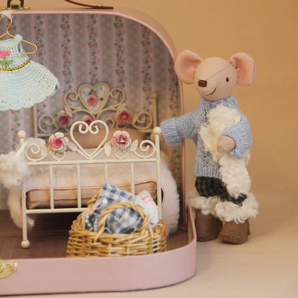15cm Mouse with Interchangeable Sweater and Scarf Outfits Ob11 Bjd Suitable for Miniature Home Decor