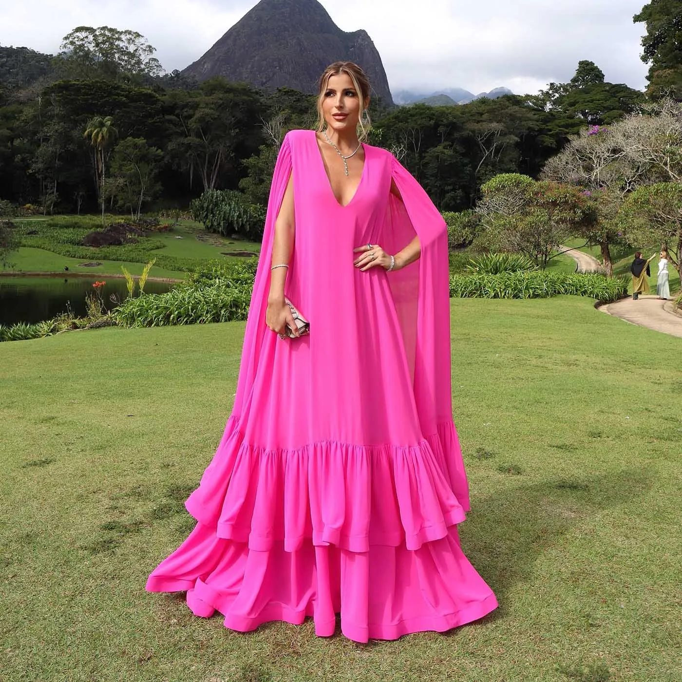 2025 ฤดูร้อนสีชมพูร้อนชีฟองชุดราตรีชุดราตรีอย่างเป็นทางการ V คอ Cape Sleeve Elegance ชุดแต่งงาน FBساتة