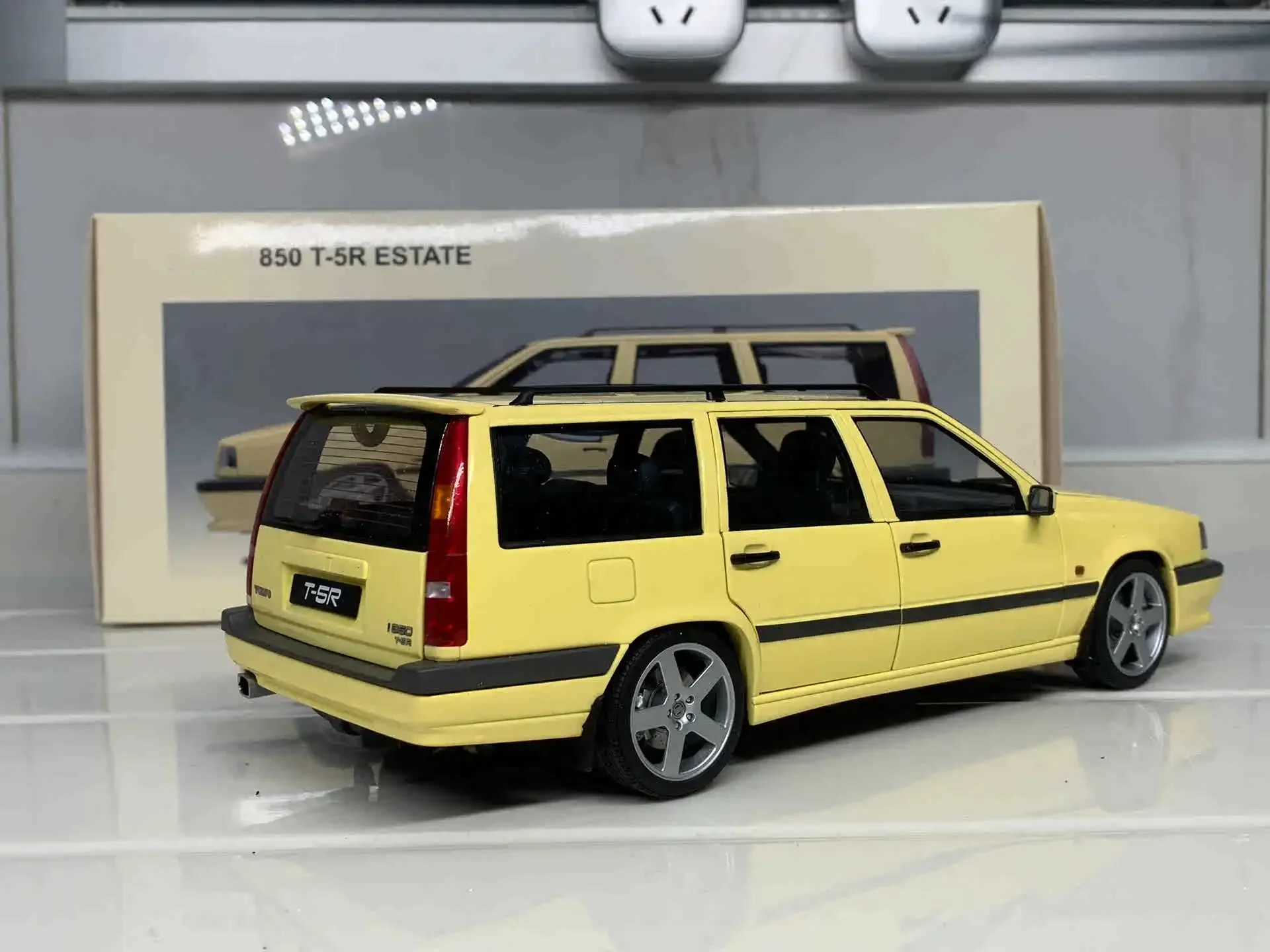 Autoart 1:18 850 T-5R Estate Wagon Yellow/Red Alloy Fully Open Simulation Limited Edition Alloy Metal Static Car Model Toy Gift