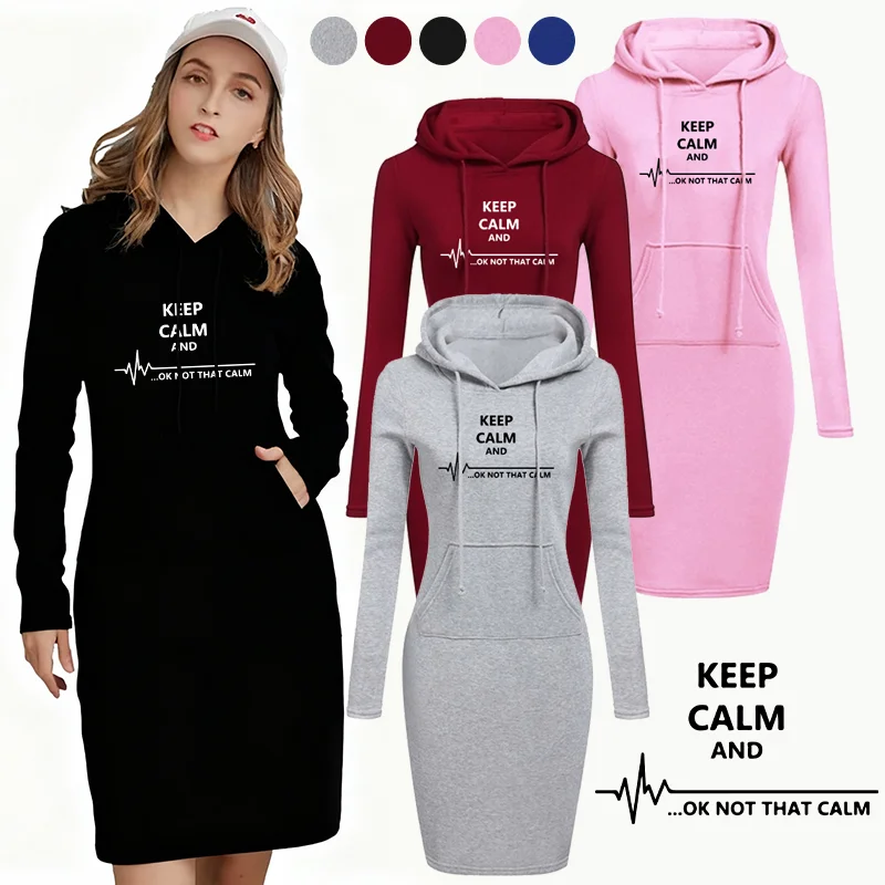 حافظ على الهدوء و... حسنًا ليس هذا فستان كاجوال بغطاء للرأس وأكمام طويلة مطبوع عليه حروف هادئة