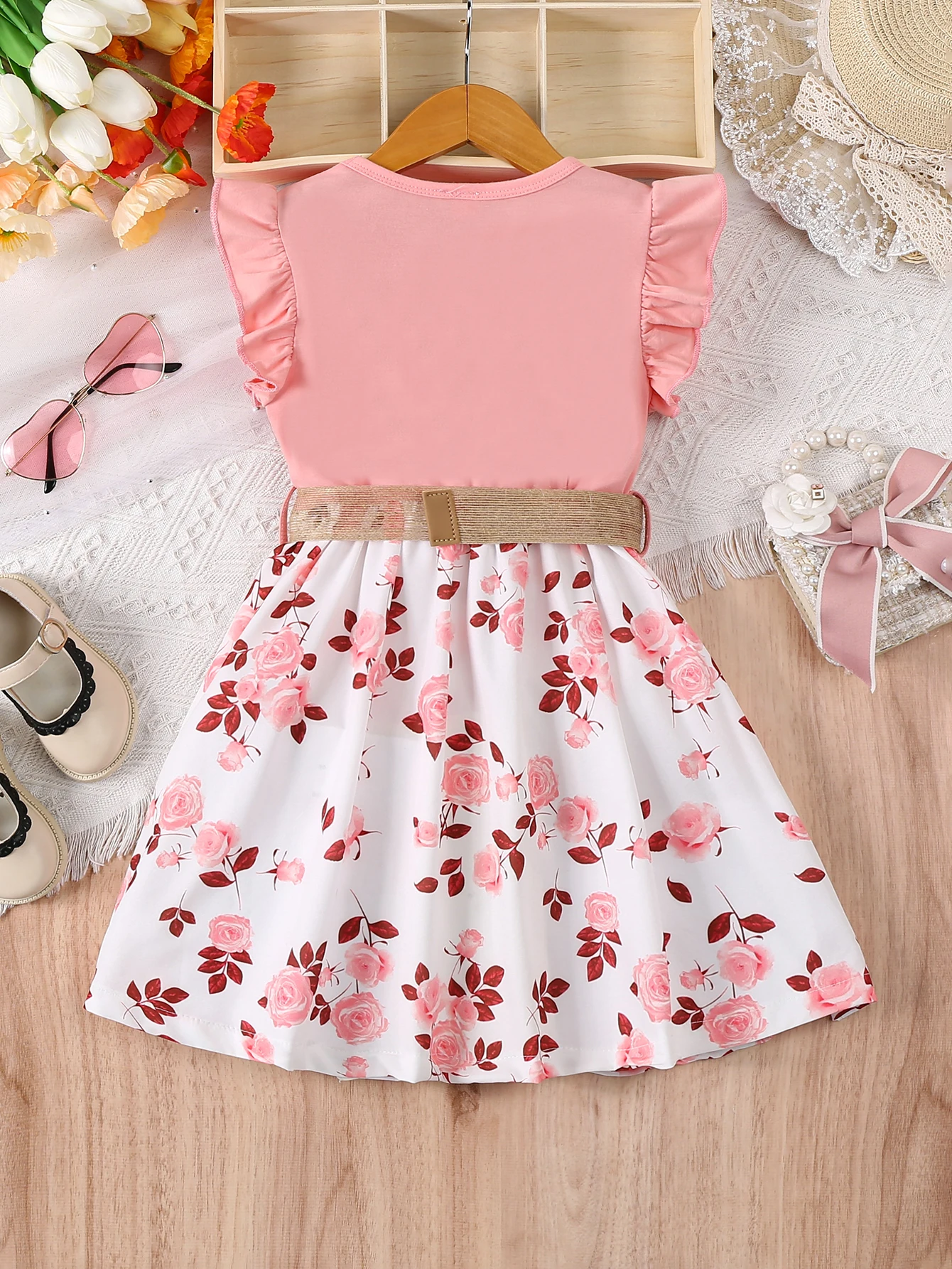 Mädchen-Freizeitkleid mit Romantischem Blumenmuster, Kleinen Flügelärmeln, Gerüschten Kanten, Taillenbetonung und Gürtel für den Sommer – Detail 3