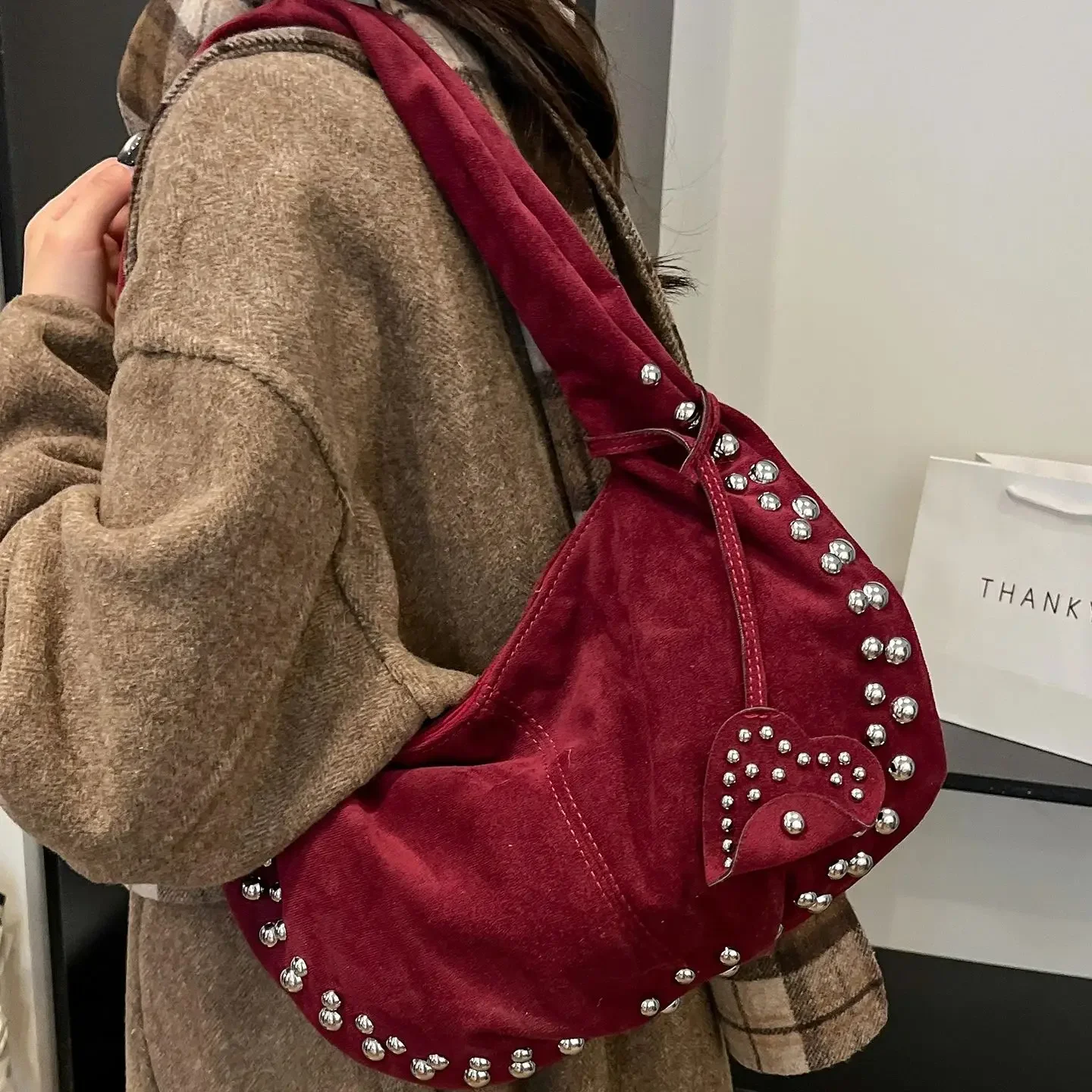 

2025 Новая женская сумка из искусственной замши в стиле ретро, матовая сумка на одно плечо с заклепками, повседневная сумка-тоут для ежедневных поездок на работу