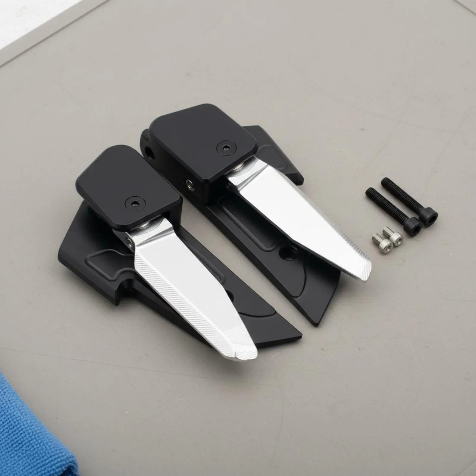 

Выдвижные подножки для скутера, простая установка, складные, анодированная алюминиевая отделка, противоскользящие.