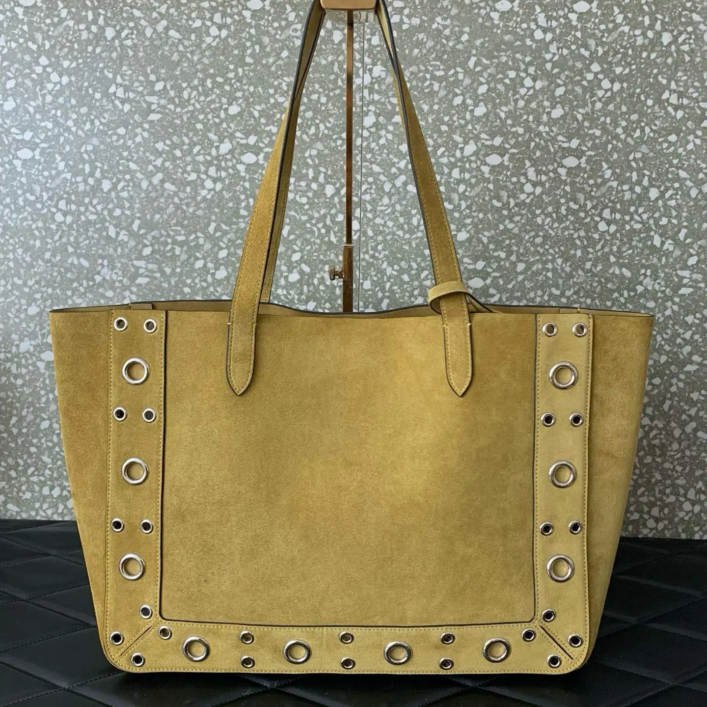 

Новинка 2025 года, большая сумка из галькированной кожи, полая сумка через плечо с заклепками и мешочком для пыли