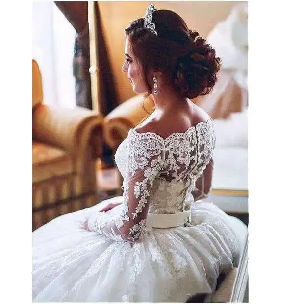 Customized New Arrival Crew Necklline Plus Size Ball Gown Cathedral Train Wedding Dreses Appliques Lace Long Sleeve Bridal Wedd