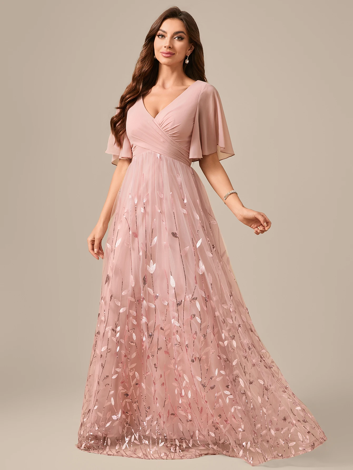 فستان سهرة من UNITHORSE بتصميم عشوائي ورقبة على شكل حرف V وأكمام مزينة بالدانتيل وطيات على شكل أوراق شجر من التل #4