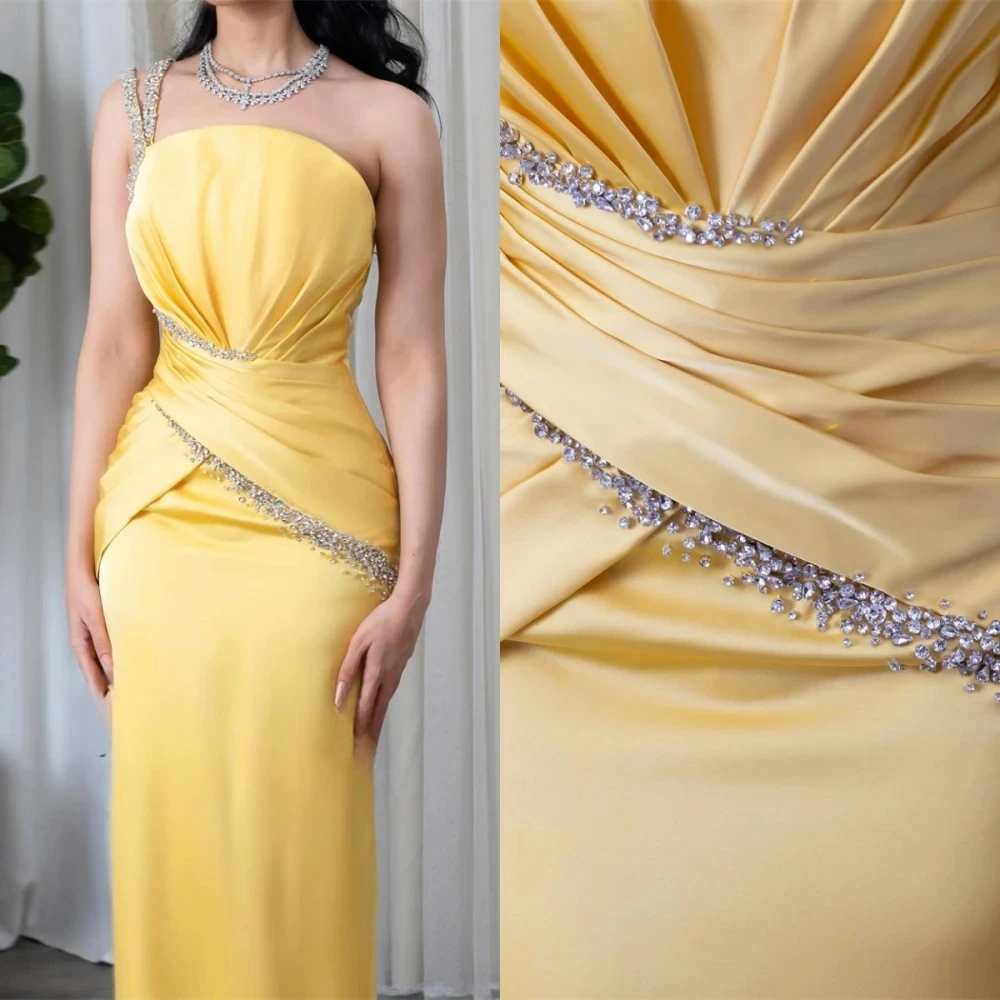 Moda personalizada sexy amarelo sem alças vestidos de festa cruzado em linha reta lantejoulas plissado vestido de noite cetim até o chão dresse