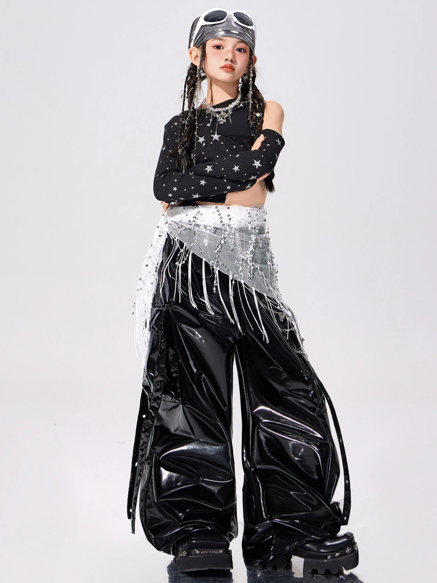 ชุดเต้นฮิปฮอปสีดำสำหรับเด็กผู้หญิง เสื้อครอปโชว์เอว กางเกงหนัง แขนยาว ประดับเลื่อม ชุดเต้นแจ๊ส ชุดแสดง รุ่น BL18188