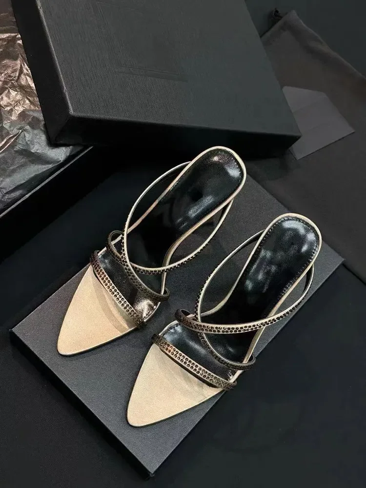 

2024, весна-лето, новые французские сандалии, атласные сандалии с острым рейнском и бриллиантовым поясом, сексуальные туфли на высоком каблуке для ночного клуба