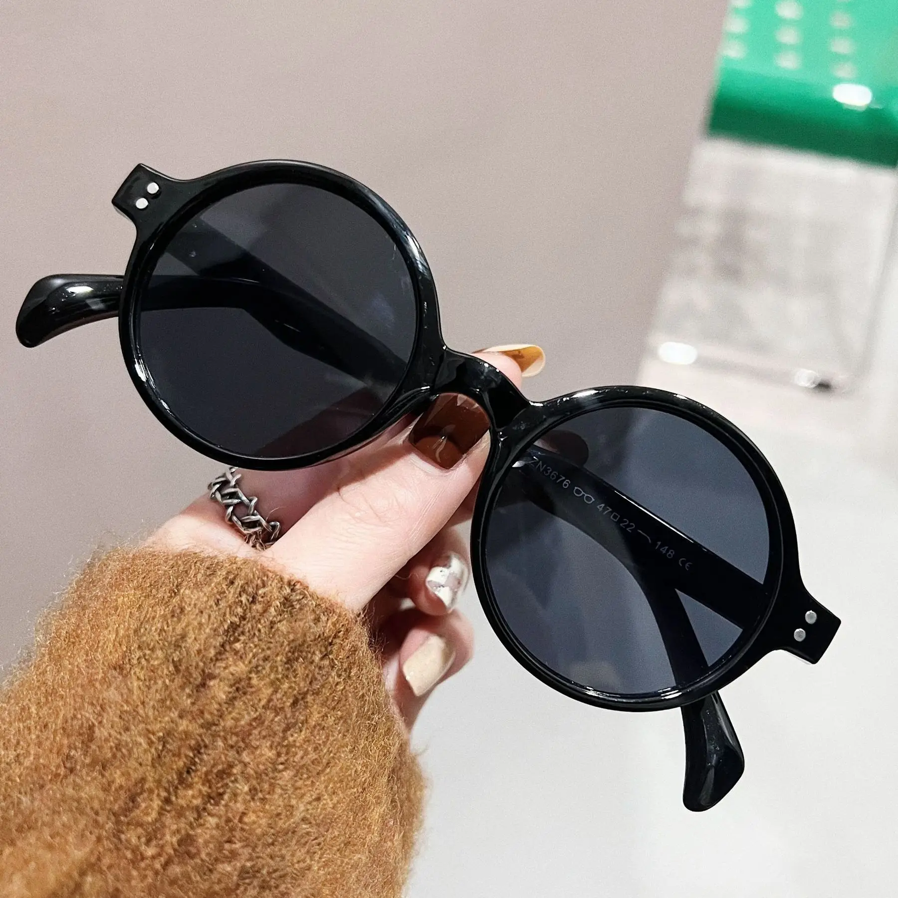 Vintage Round Sunglasses Women Brand Designer Rivet Sun Glasses Female Fashion Travel Ocean Color Shades Oculos De Sol