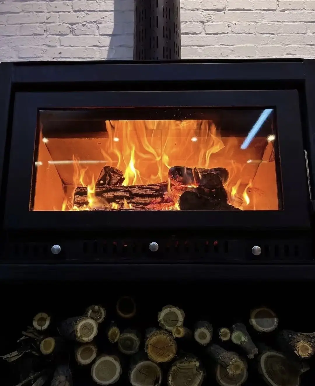 ZHUWEI ODM مدفأة حديثة قائمة بذاتها كفاءة حرارية من الحديد الزهر للمناطق البيئية للاستخدام الداخلي في فنادق الشقق