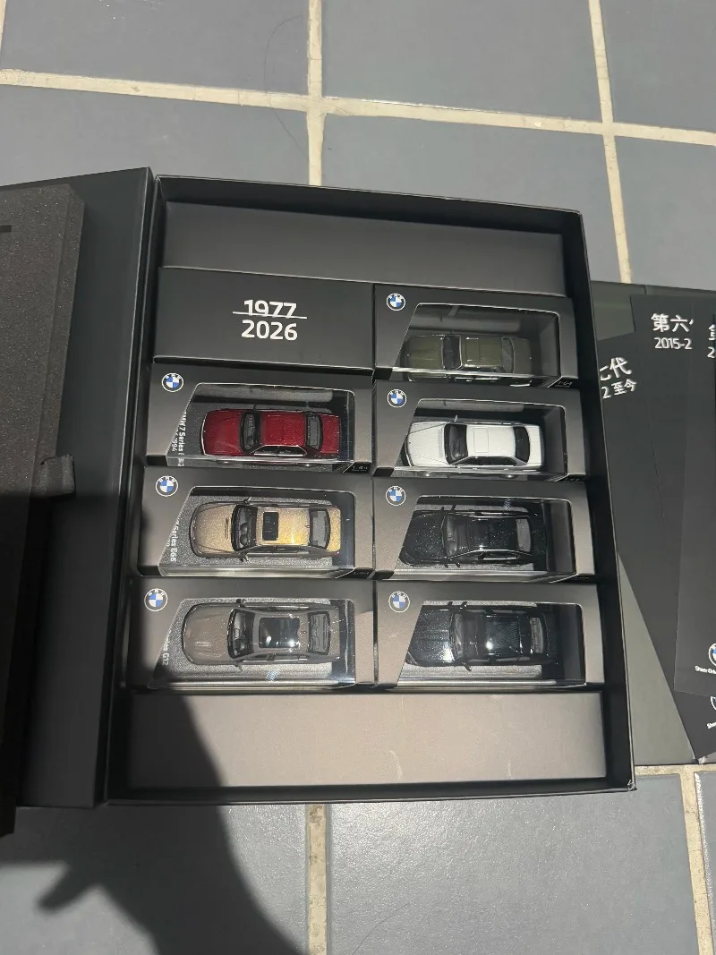 In Stock 1: 64  Original factory genuine 7 Series commemorative model set of alloy car molds diecast static car model creative