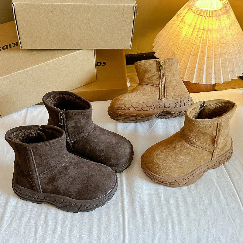 

Детские теплые ботинки, замшевые зимние короткие сапоги из хлопка, новинка 2024, повседневные ботинки для мальчиков и девочек, однотонные универсальные нескользящие ботинки
