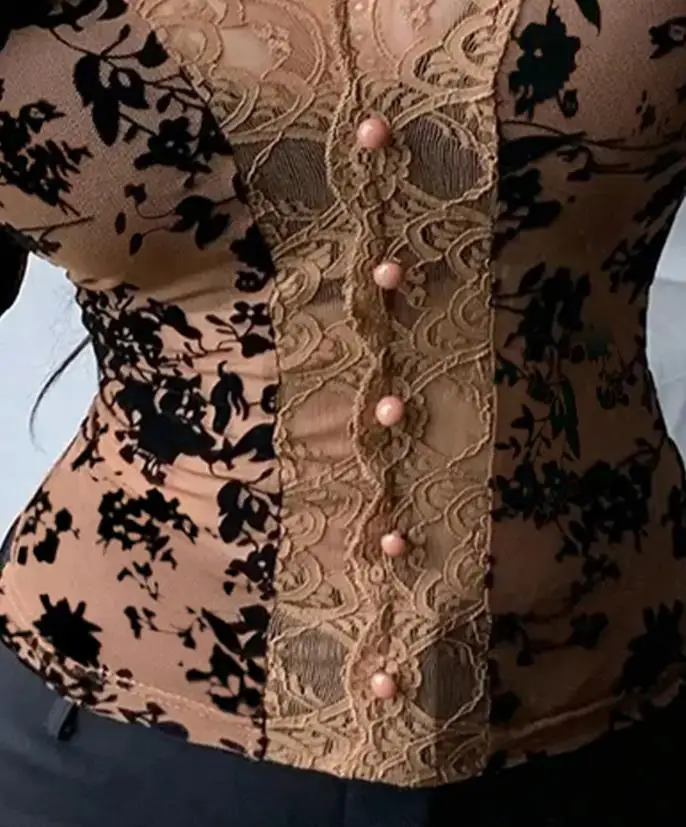 เสื้อเบลาส์ฤดูใบไม้ร่วง แฟชั่นใหม่ 2025 เซ็กซี่ ผ้าซีทรู พิมพ์ลายดอกไม้ แต่งลูกไม้ตัดกัน คอวี แขนยาว สไตล์ลำลอง ทรงเข้ารูป