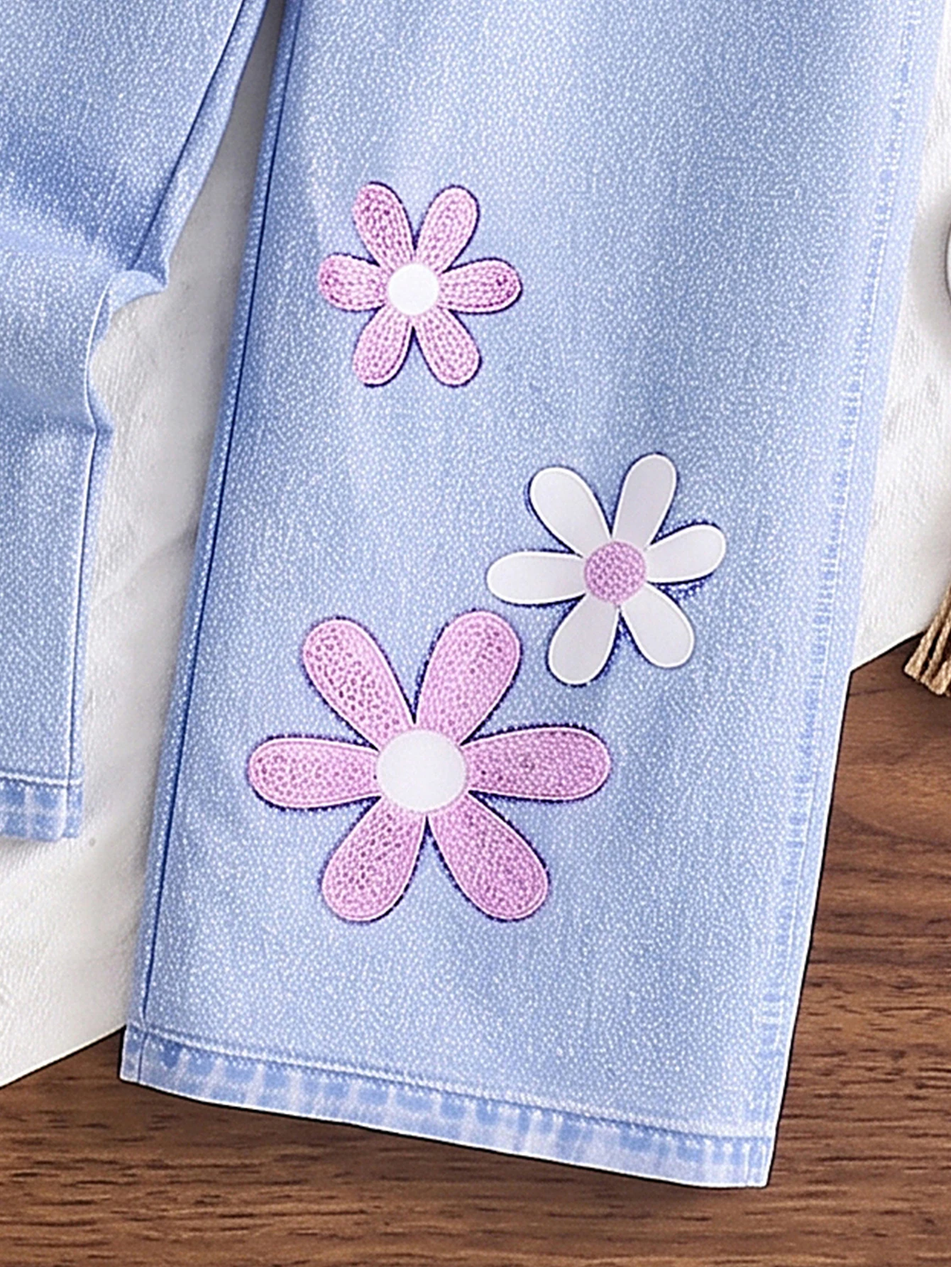 Sommer-Outfit für Mädchen, 2-teilig, bunt bedrucktes Kurzarm-T-Shirt mit Blumenmuster und weit geschnittene Hose im Denim-Look, lässiges Set für Kinder von 4-8 Jahren. – Detail 6