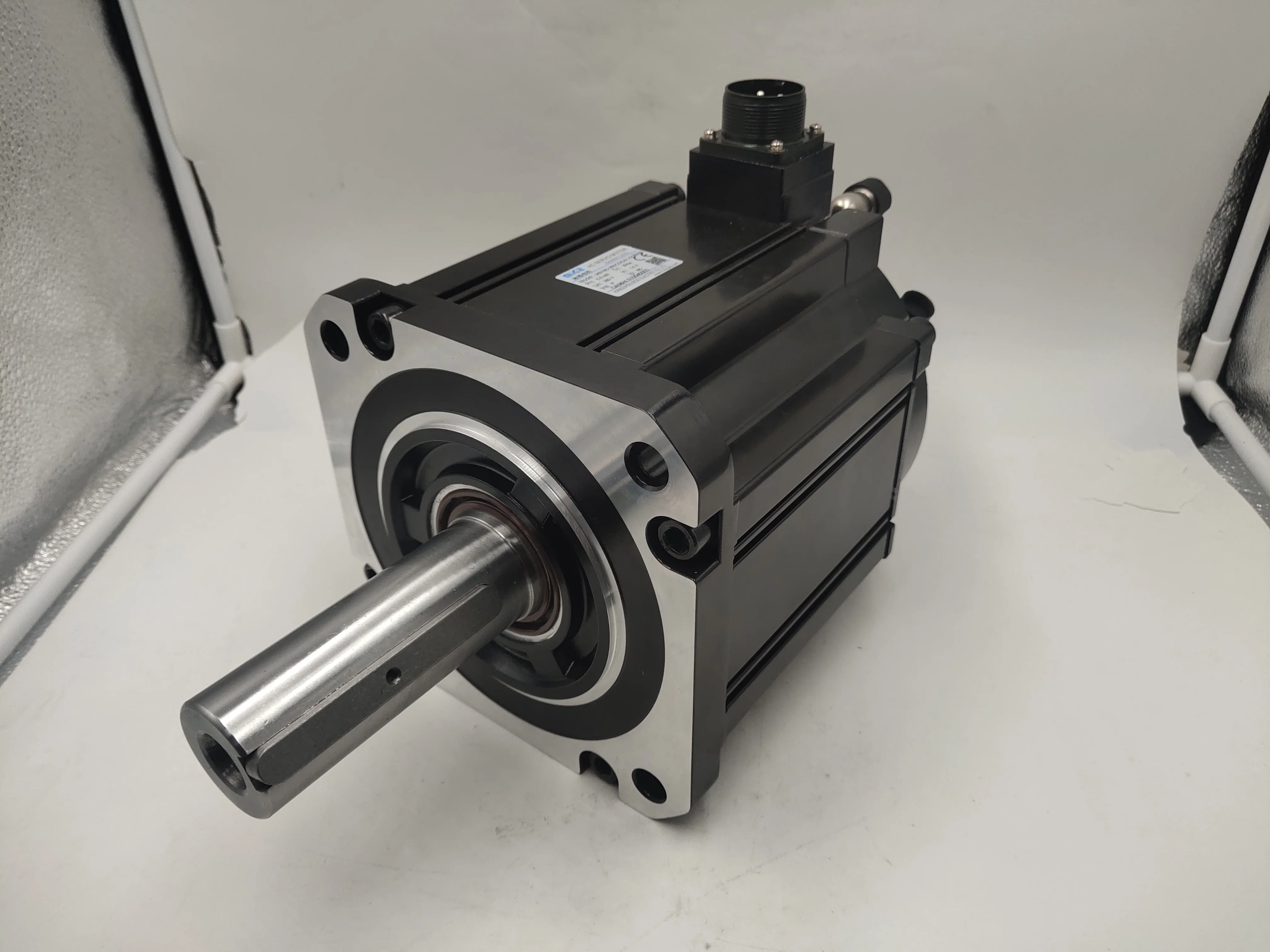 มอเตอร์เซอร์โว AC คุณภาพมาตรฐาน CE ของโรงงานซีเฮง กำลัง 1.3 กิโลวัตต์ ความเร็ว 1500 รอบต่อนาที ใช้ไฟ 220Vac พร้อมไดรเวอร์ ตัวเข้ารหัสแบบ Absolute 17 บิต ระบบเฟสเดียว/สามเฟส ขนาด 130 มม.