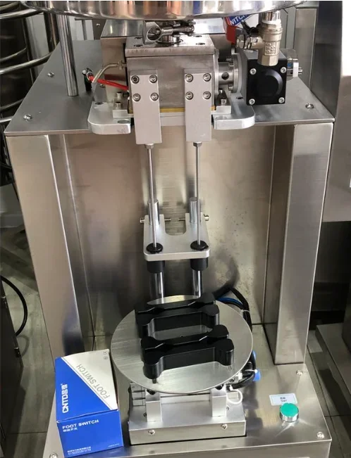 Riempitrice dosatrice pressurizzata e riscaldata per mascara lucidalabbra a 2 teste 1-20 ml