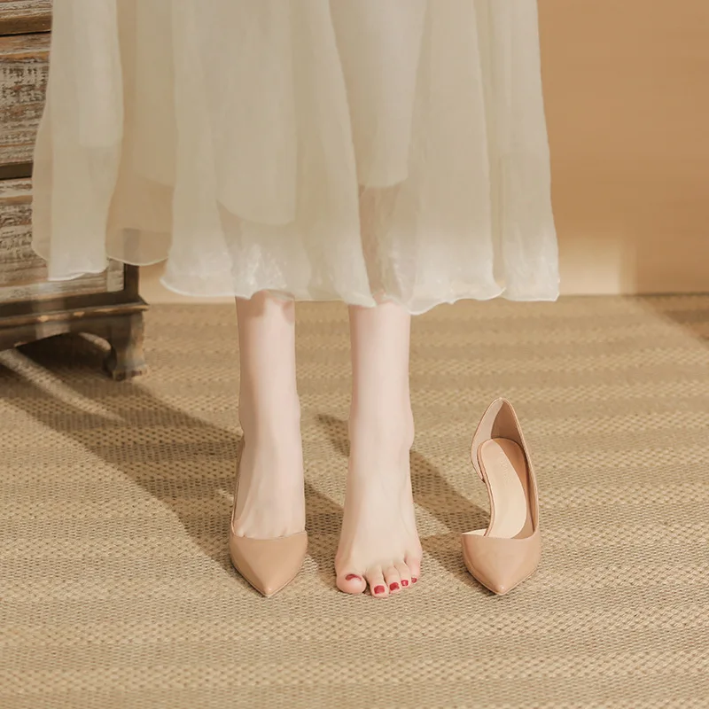 Sepatu Hak Tinggi Telanjang Potongan Samping Kulit Paten Gaya Baru Ukuran Besar 43 untuk Wanita Sepatu Tunggal Berpotongan Rendah Seksi & Bergaya Hak Ramping