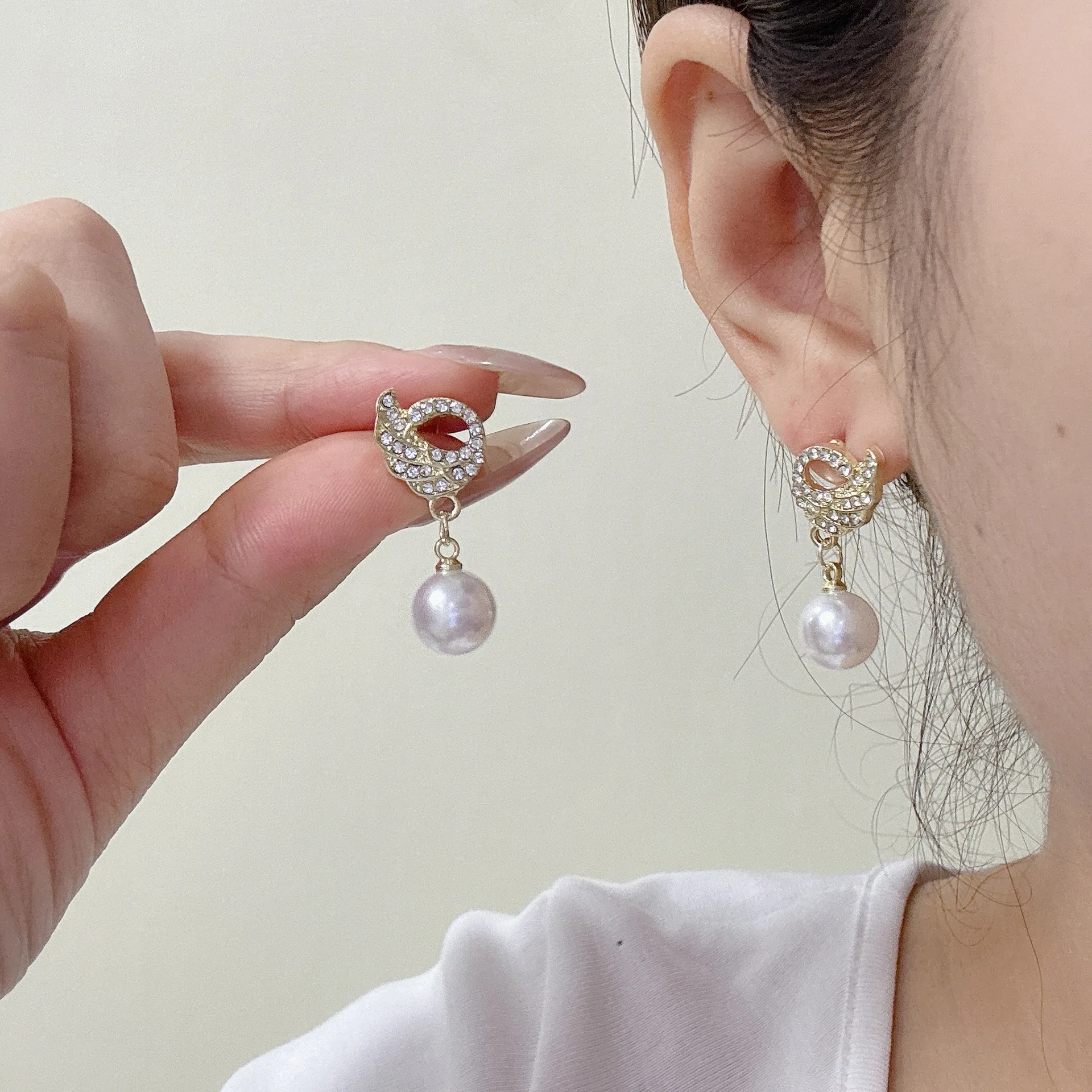 Noble Crystal Swan Drop Earrings for Elegant Women White Round Imiation Pearl Dangle Earrings Trendy Gold Color Animal Jewelry