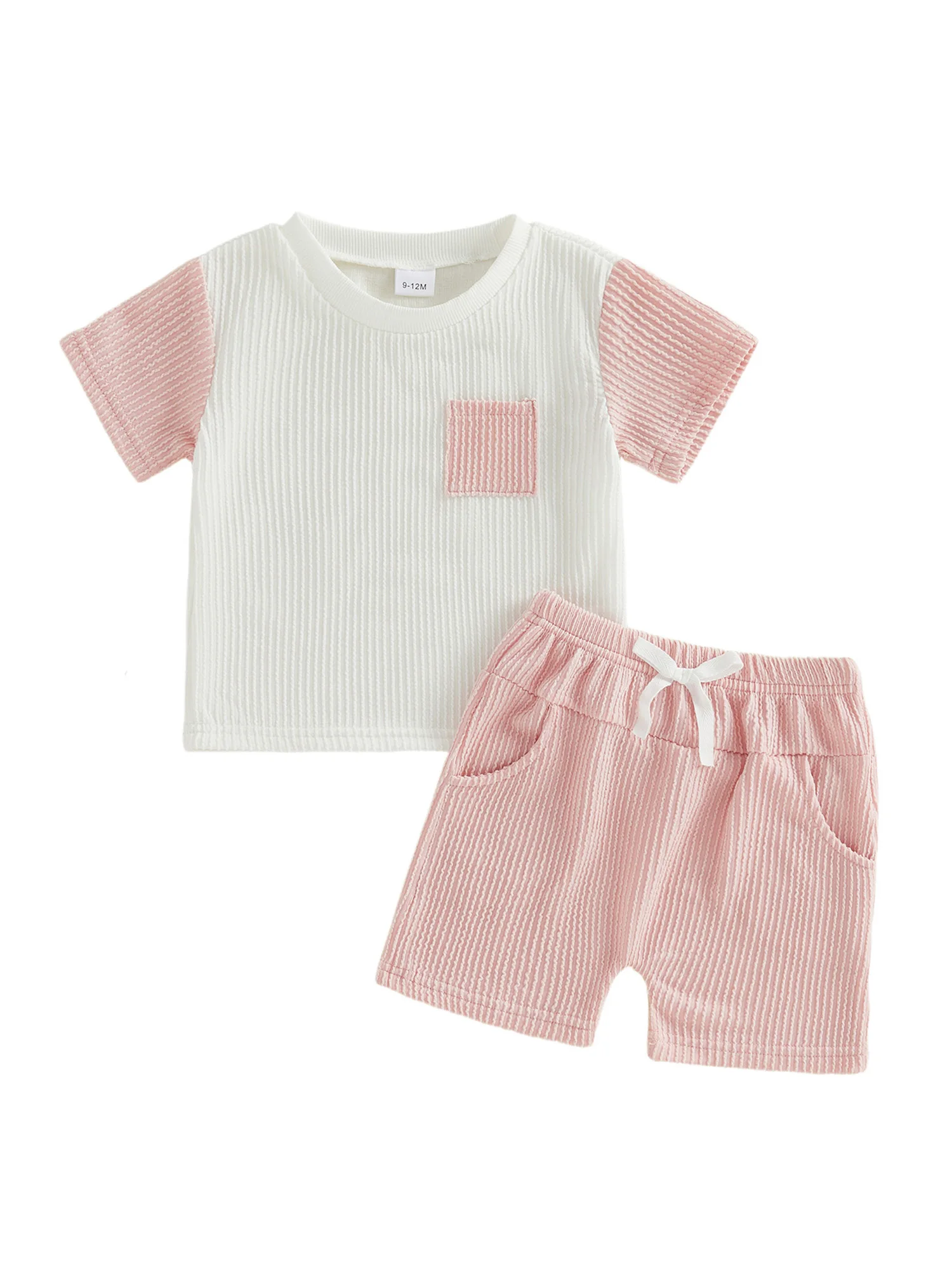 

Детский летний комплект: полосатая футболка с круглым вырезом и короткими рукавами, а также шорты с эластичной резинкой на талии контрастных цветов.