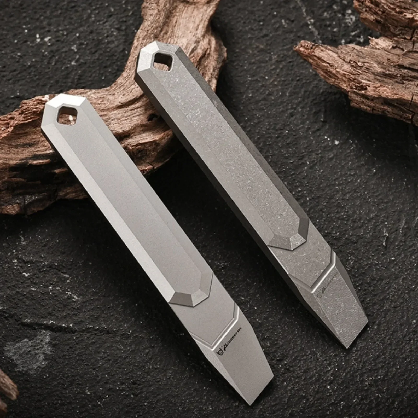 FEGVE Titanium Alloy EDC Pry Bar Multi Tool Keychain Bottle Opener Lightweight New 1pcs