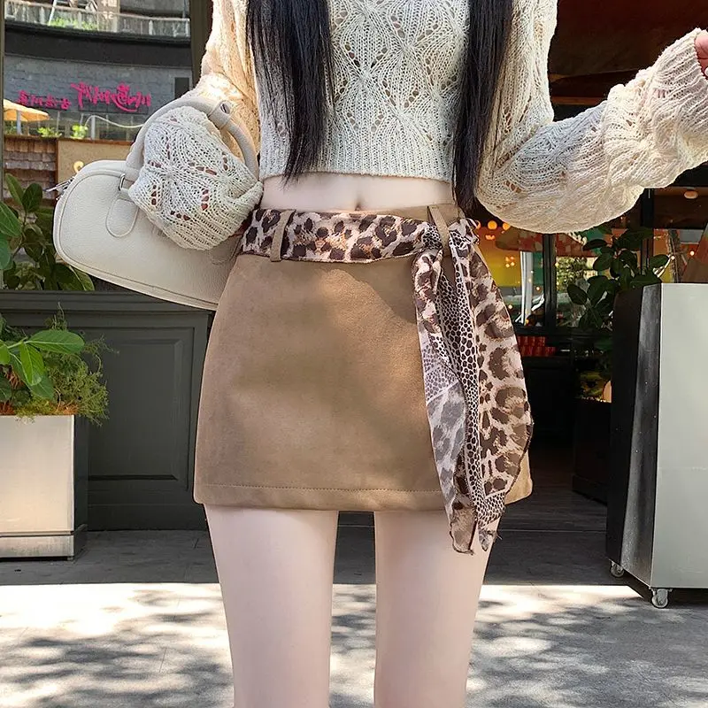 

Замшевая ткань Spice Girl в стиле ретро с шелковым шарфом, короткая юбка, женская осенне-зимняя новая узкая юбка трапециевидной формы с высокой талией