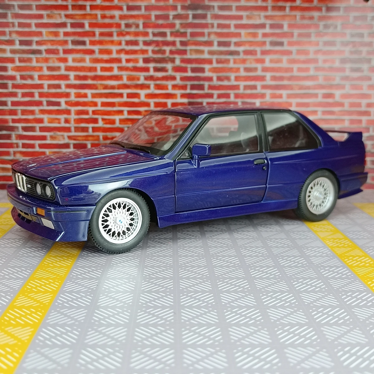 

1:24 BMW M3 E30 1988 alloy car model acousto-optic super-running toy door and hood trunk can be opened be delicately made